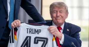 Канцлер Німеччини подарував Трампу футбольну форму на саміті G7 Мерц-подарував-Трампу-форму-збірної-ФРН-з-футболу-на-день-народження