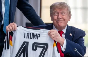 Канцлер Німеччини подарував Трампу футбольну форму на саміті G7 Мерц-подарував-Трампу-форму-збірної-ФРН-з-футболу-на-день-народження