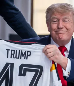 Мерц-подарував-Трампу-форму-збірної-ФРН-з-футболу-на-день-народження Мерц-подарував-Трампу-форму-збірної-ФРН-з-футболу-на-день-народження