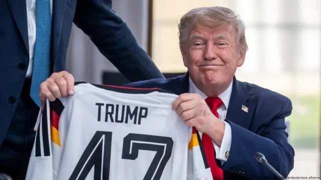 Канцлер Німеччини подарував Трампу футбольну форму на саміті G7 Мерц-подарував-Трампу-форму-збірної-ФРН-з-футболу-на-день-народження