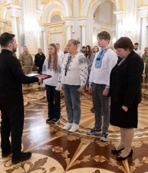 Важко,-коли-віддаю-накази:-Зеленський-розповів,-як-часто-він-плаче Важко,-коли-віддаю-накази:-Зеленський-розповів,-як-часто-він-плаче