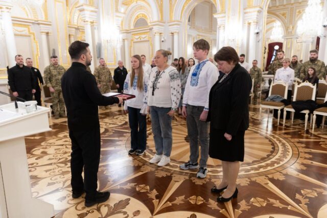 Важко, коли віддаю накази: Зеленський розповів, як часто він плаче Важко,-коли-віддаю-накази:-Зеленський-розповів,-як-часто-він-плаче