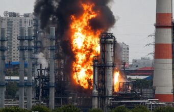 Український удар по Московському НПЗ: пожежа та зупинка виробництва Атака України “вимкнула” Московський НПЗ, – Reuters