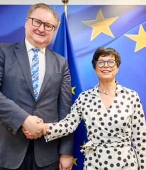 Україна-та-Молдова-відкрили-переговори-про-вступ-до-ЄС:-що-це-означає