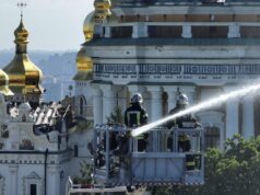 Російський дрон вдарив по Успенському собору в Києво-Печерській лаврі Момент удару Росії по Києво-Печерській лаврі потрапив на відео