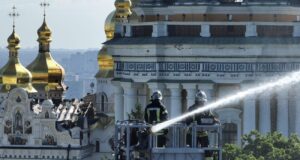 Російський дрон вдарив по Успенському собору в Києво-Печерській лаврі Момент удару Росії по Києво-Печерській лаврі потрапив на відео