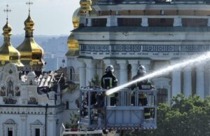 Російський дрон вдарив по Успенському собору в Києво-Печерській лаврі Момент удару Росії по Києво-Печерській лаврі потрапив на відео