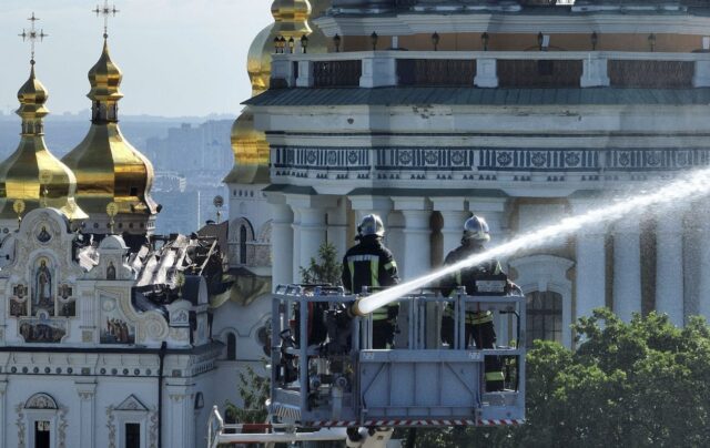 Російський дрон вдарив по Успенському собору в Києво-Печерській лаврі Момент удару Росії по Києво-Печерській лаврі потрапив на відео