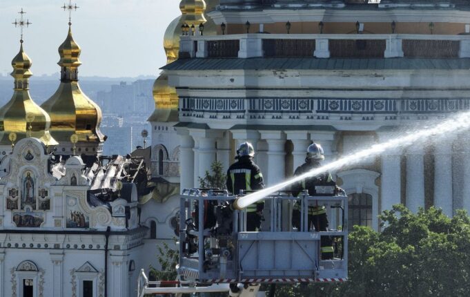 Російський дрон вдарив по Успенському собору в Києво-Печерській лаврі Момент удару Росії по Києво-Печерській лаврі потрапив на відео