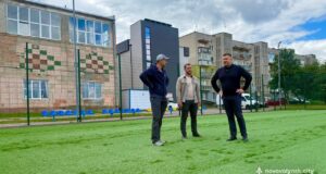 Оновлення стадіону СОК «Шахтар» у Нововолинську: ремонтні роботи тривають На-майданчику-СОК-«Шахтар»-триває-оновлення-штучного-покриття