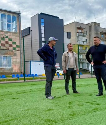 Оновлення стадіону СОК «Шахтар» у Нововолинську: ремонтні роботи тривають На-майданчику-СОК-«Шахтар»-триває-оновлення-штучного-покриття