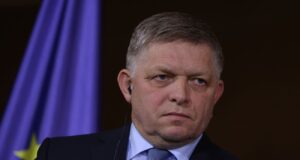 Словаччина пропонує пряму лінію зв’язку між Україною та Росією Фіцо хоче організувати пряму лінію зв’язку між Україною та РФ