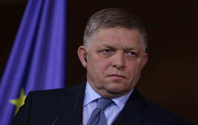 Словаччина пропонує пряму лінію зв’язку між Україною та Росією Фіцо хоче організувати пряму лінію зв’язку між Україною та РФ