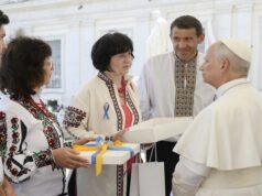 Львівська дизайнерка подарувала Папі Римському іменну вишиванку. ФОТО Львівська-дизайнерка-подарувала-Папі-Римському-іменну-вишиванку.-ФОТО