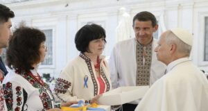 Львівська дизайнерка подарувала Папі Римському іменну вишиванку. ФОТО Львівська-дизайнерка-подарувала-Папі-Римському-іменну-вишиванку.-ФОТО