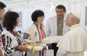 Львівська дизайнерка подарувала Папі Римському іменну вишиванку. ФОТО Львівська-дизайнерка-подарувала-Папі-Римському-іменну-вишиванку.-ФОТО