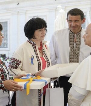 Львівська-дизайнерка-подарувала-Папі-Римському-іменну-вишиванку.-ФОТО