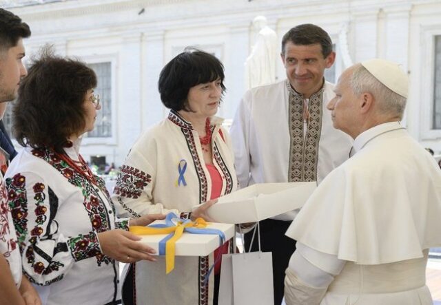 Львівська дизайнерка подарувала Папі Римському іменну вишиванку. ФОТО Львівська-дизайнерка-подарувала-Папі-Римському-іменну-вишиванку.-ФОТО
