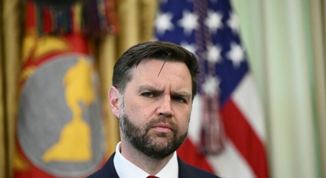Візит віцепрезидента США до Швейцарії відкладено через переговори з Іраном Венс не їде до Швейцарії на переговори з Іраном щодо ядерки: Білий дім назвав причину