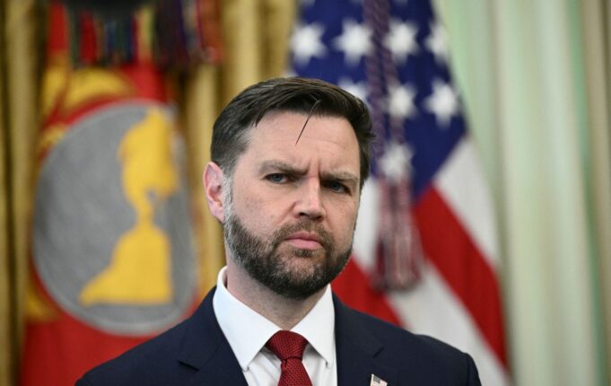 Візит віцепрезидента США до Швейцарії відкладено через переговори з Іраном Венс не їде до Швейцарії на переговори з Іраном щодо ядерки: Білий дім назвав причину