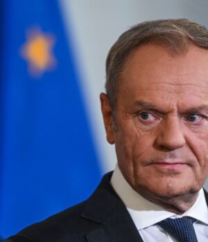 “Тішить Путіна і шокує союзників”: Туск відреагував на позбавлення Зеленського нагороди