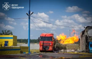 Російський дрон атакував автозаправну станцію в Одеській області Російський-дрон-атакував-АЗС-на-півдні-Одещини,-загорівся-газовоз