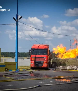 Російський-дрон-атакував-АЗС-на-півдні-Одещини,-загорівся-газовоз Російський-дрон-атакував-АЗС-на-півдні-Одещини,-загорівся-газовоз