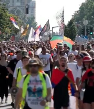 У-Сербії-тисячі-людей-вийшли-на-антиурядовий-мітинг-із-вимогою-дострокових-виборів,-–-reuters