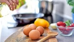 Які продукти не варто зберігати в холодильнику: думки експертів Які-продукти-не-можна-зберігати-в-холодильнику
