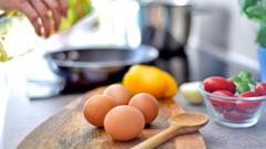 Які продукти не варто зберігати в холодильнику: думки експертів Які-продукти-не-можна-зберігати-в-холодильнику
