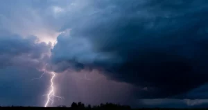 Штормове попередження в Україні: грози, град та шквали вітру Грози,-град-і-шквали-накриють-низку-областей-–-в-Україні-оголосили-штормове-попередження