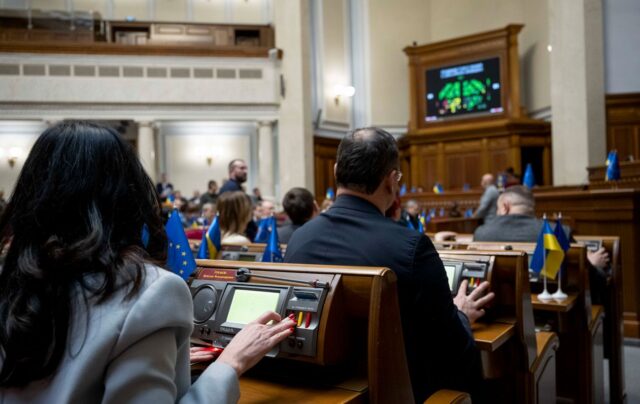 Парламент України підтримав новий податок на онлайн-продажі Податок на OLX: які партії голосували за скандальний закон, а хто виступив проти