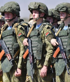 viyskovi_gettyimages_2170637997_dc25256c2fd8c4d47e882bb4976d0b47_1300x820.jpg Білоруська опозиція попередила Україну: є 8 ознак втягування Лукашенка у війну