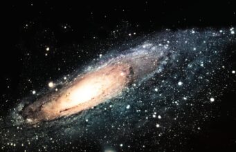Світло від цієї галактики прямувало до Землі понад 12 млрд років: що про неї кажуть... Світло-від-цієї-галактики-прямувало-до-Землі-понад-12-млрд-років:-що-про-неї-кажуть.