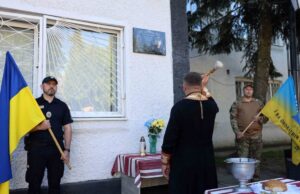 У Нововолинську відкрили меморіальну дошку на честь загиблого правоохоронця Сергія Тлумача У-Нововолинську-відкрили-меморіальну-дошку-загиблому-поліцейському-Сергію-Тлумачу