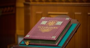 В Україні створено перший повний переклад Конституції жестовою мовою Конституцію-України-вперше-повністю-перекладено-українською-жестовою-мовою