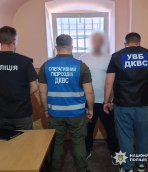 img_8070c3490e8ba1f46bc39796bf4ad998.webp Поліція оголосила підозру затриманому, який знімав на відео приниження співкамерника в Одесі