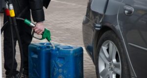 Паливна паніка по-російськи: у Москві розмели каністри для бензину Паливна-паніка-по-російськи:-у-Москві-розмели-каністри-для-бензину
