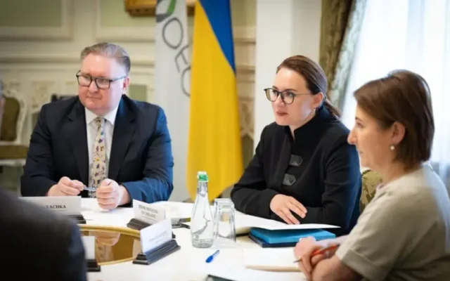 Уряд спрямував 6,6 млрд грн на підвищення зарплат освітянам і соцпрацівникам Уряд спрямував 6,6 млрд грн на підвищення зарплат освітянам і соцпрацівникам