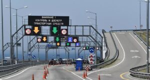 Затори на Кримському мосту: причини та наслідки для мешканців півострова Перед Кримським мостом утворилися кілометрові затори (супутникові знімки)