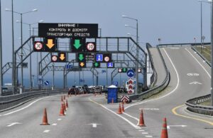 Затори на Кримському мосту: причини та наслідки для мешканців півострова Перед Кримським мостом утворилися кілометрові затори (супутникові знімки)
