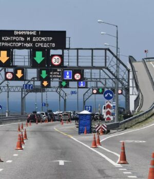 Перед Кримським мостом утворилися кілометрові затори (супутникові знімки)