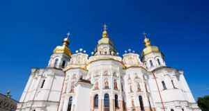 Успенський собор Києво-Печерської лаври законсервували після атаки дронів Успенський собор в Києві консервували після обстрілу, з ремонтом допоможе Швейцарія