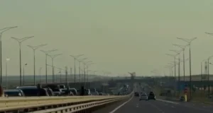 На виїзді з Криму утворився 15-кілометровий затор На-виїзді-з-Криму-утворився-15-кілометровий-затор,-вночі-рух-Кримським-мостом-перекрили-–-astra