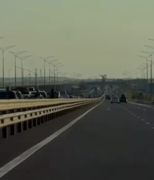 На-виїзді-з-Криму-утворився-15-кілометровий-затор,-вночі-рух-Кримським-мостом-перекрили-–-astra