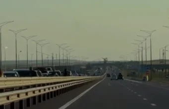 На виїзді з Криму утворився 15-кілометровий затор На-виїзді-з-Криму-утворився-15-кілометровий-затор,-вночі-рух-Кримським-мостом-перекрили-–-astra