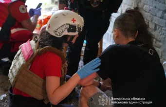 Російська атака на Запоріжжя: шість поранених під час обстрілу росія-посеред-білого-дня-вдарила-по-Запоріжжю,-є-поранені