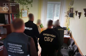 На Хмельниччині посадовиця університету та її син організували схему для ухилянтів На Хмельниччині посадовиця університету та її син організували схему для ухилянтів