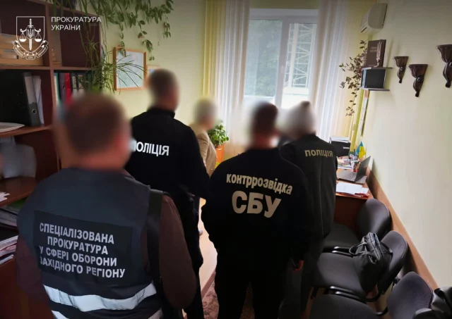 На Хмельниччині посадовиця університету та її син організували схему для ухилянтів На Хмельниччині посадовиця університету та її син організували схему для ухилянтів
