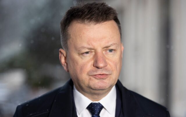 Колишній міністр оборони Польщі повернув орден Україні на знак протесту Ще один польській політик оголосив про повернення Україні держнагороди